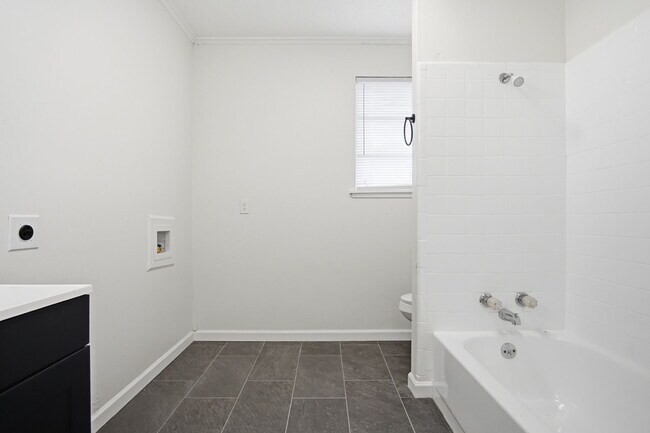 Building Photo - 846 Marilyn St