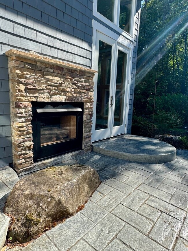 Building Photo - This gorgeous Bainbridge home is available starting mid July