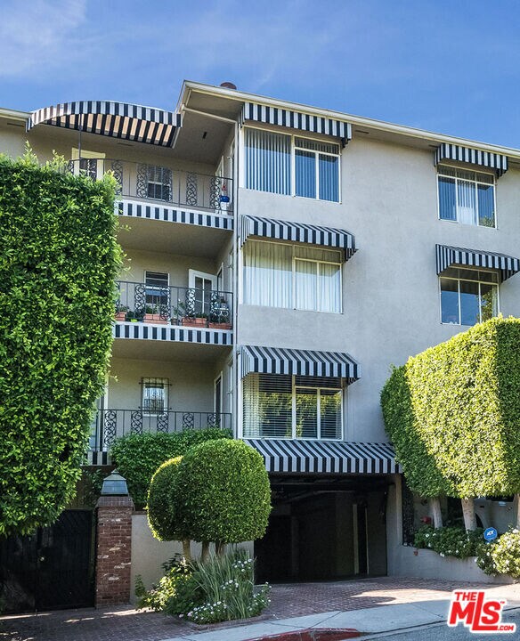 Building Photo - 1219 Sunset Plaza Dr Dr