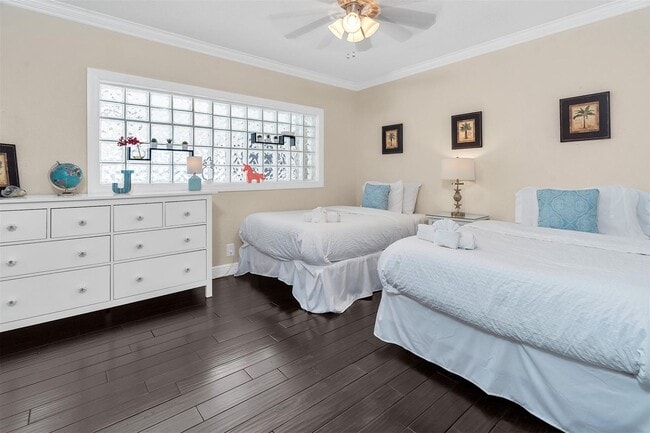 Building Photo - 3221 Seaward Dr