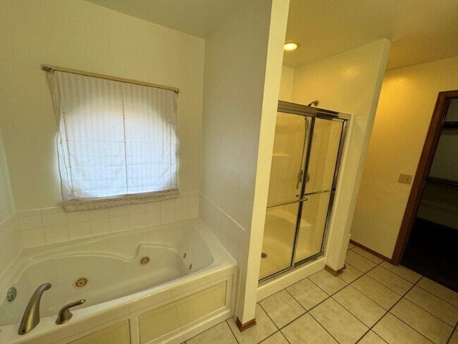 Building Photo - 4 bed, 2 bath ,3 car with storm shelter! B...