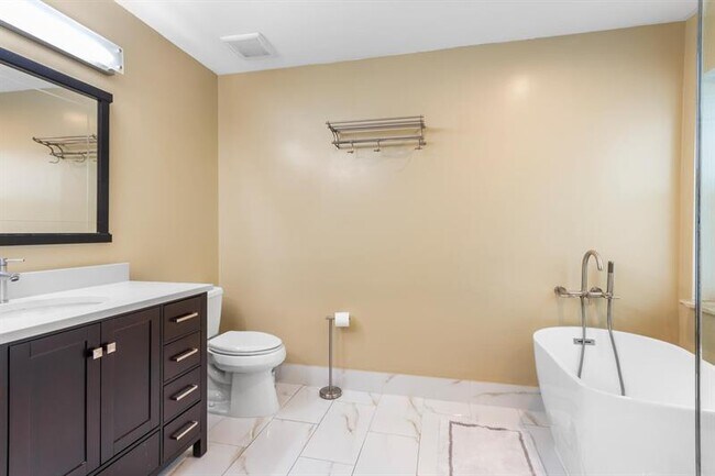 Building Photo - 9210 Oak Grove Cir