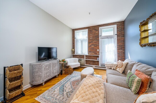 Primary Photo - 224 Monroe St