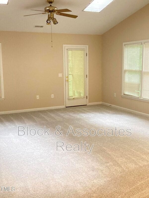 Building Photo - 400 Creekway Dr