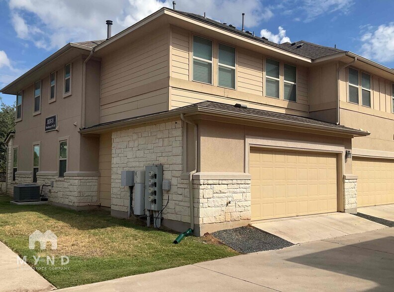 Building Photo - 13800 Lyndhurst St