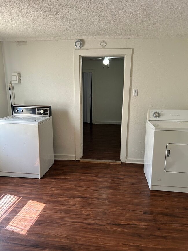 Building Photo - Close to town 2 Bedroom 1 Bath