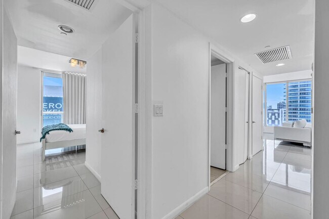 Building Photo - 485 Brickell Ave