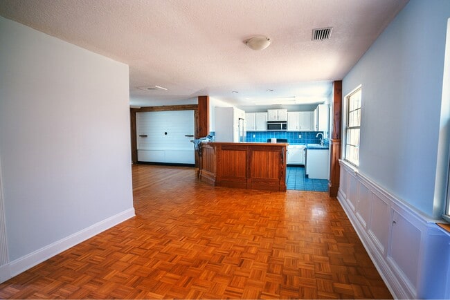 Building Photo - 601 Palm Tree Rd