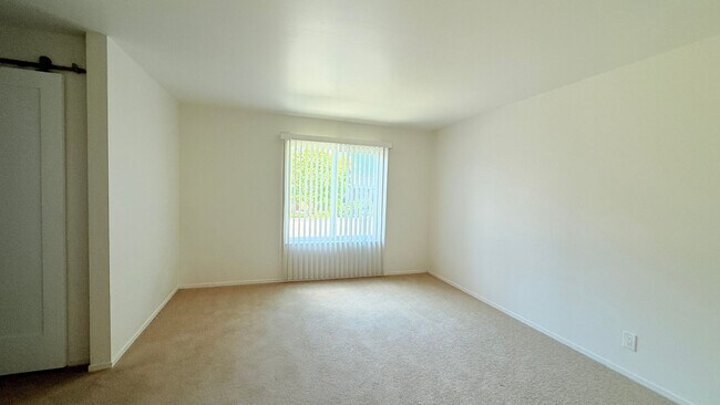 Building Photo - 1033 Fontana Dr
