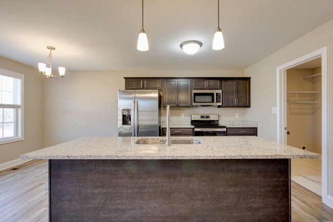 Building Photo - Fresh and Clean 3 bed 2 bath.  Sweet layout!