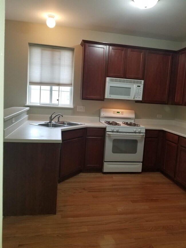 Building Photo - 301 Robin Glen Ln
