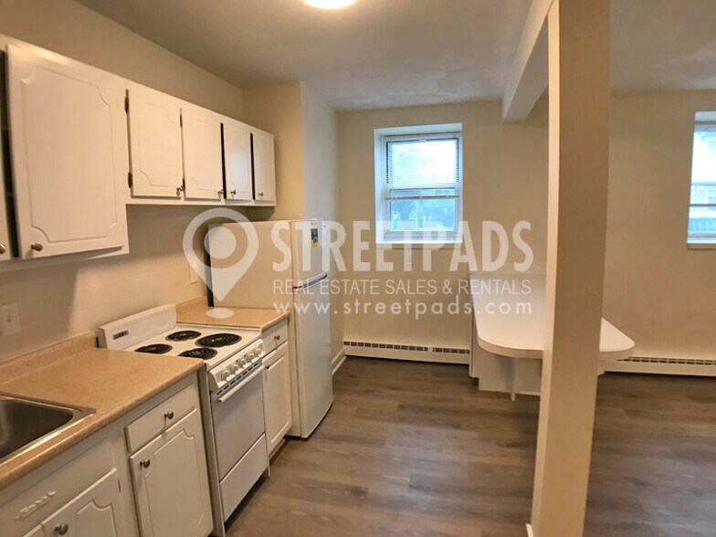 Building Photo - 160 N Beacon St