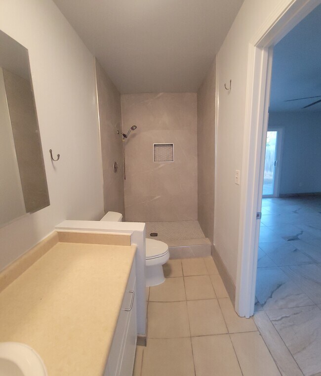 Building Photo - 711 E 7th Ave