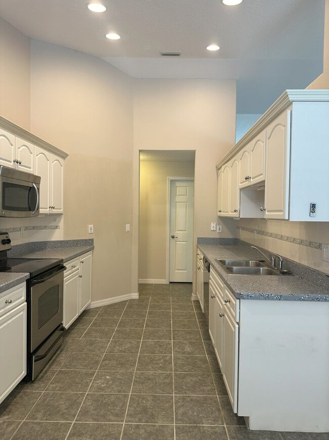 Building Photo - Palm Harbor Pool Home!