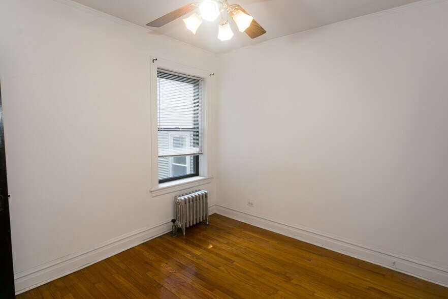 Building Photo - 1913 W Larchmont Ave