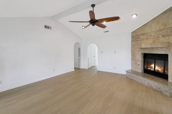 Building Photo - 6014 Willowbend Blvd
