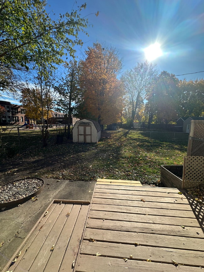 Building Photo - 1112 E Memorial Dr