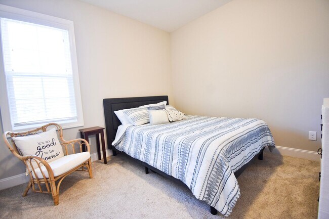 Building Photo - 4 Bedroom 3.5 Bath, No Pets