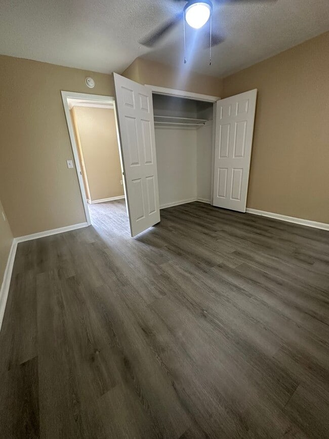 Building Photo - 4 Bed/2 Bath House