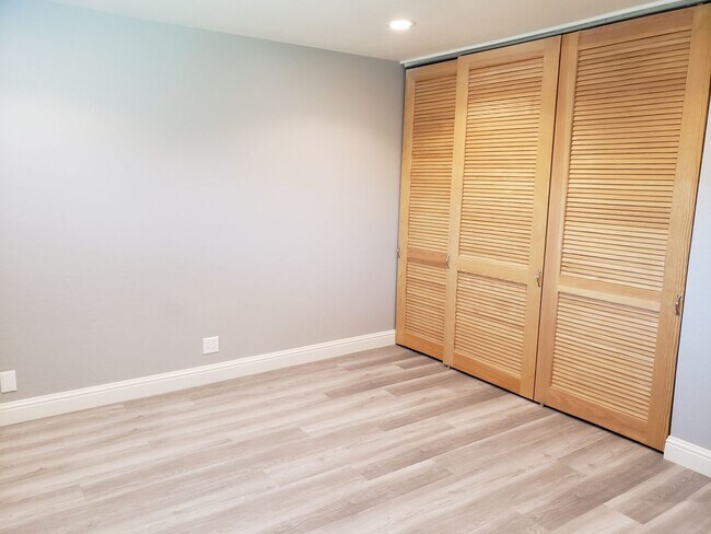 Building Photo - 4 Bed 2 Bath with Beautiful Large Yard!!