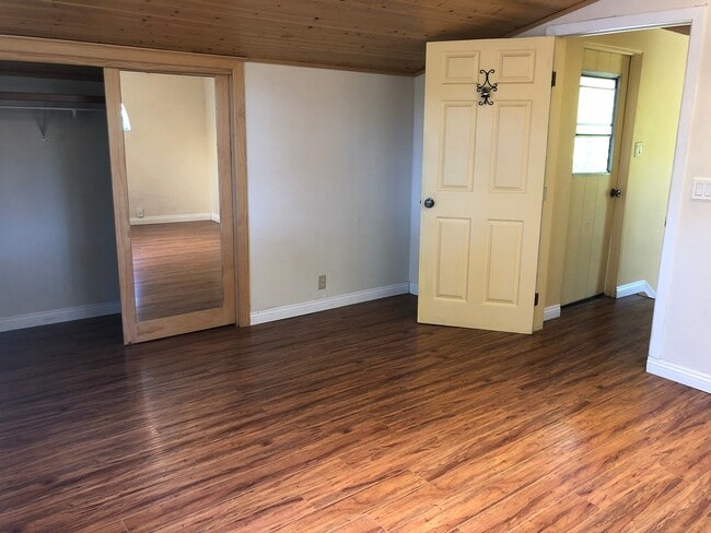 Building Photo - Country Charm In The City!