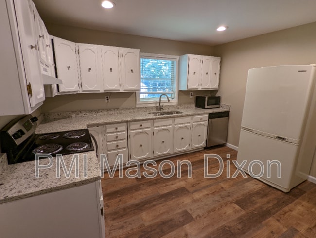 Building Photo - 944 Fern Trail