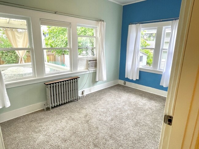 Building Photo - Gorgeous Rose City Park 4 bed Craftsman