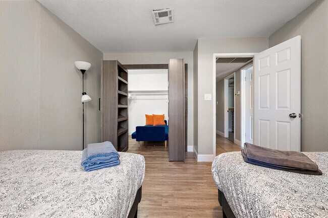 Building Photo - 4332 E Cherokee St