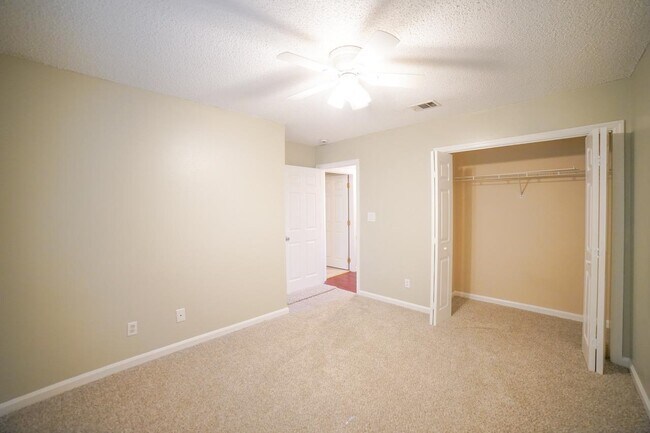 Building Photo - 1100 Greentree Ct
