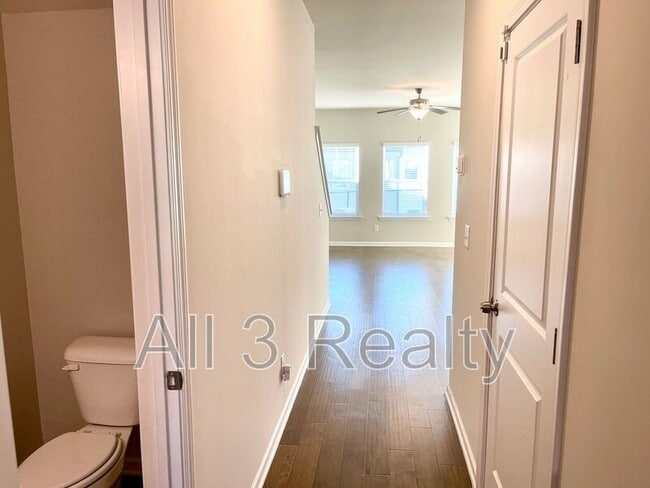 Building Photo - 3502 Lakeview Crk