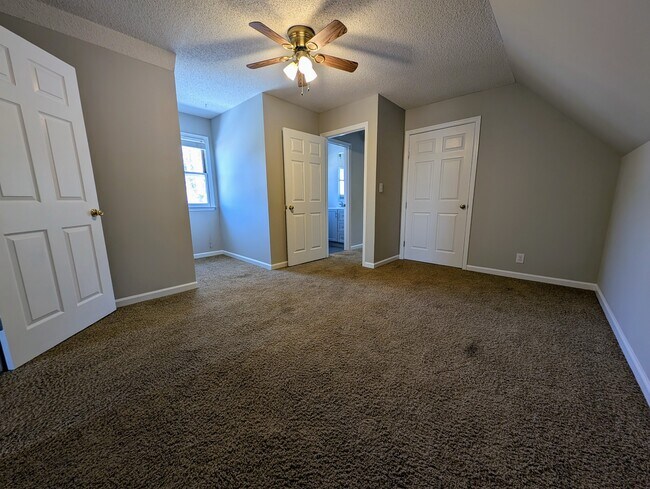 Building Photo - 124 Green Vale Dr