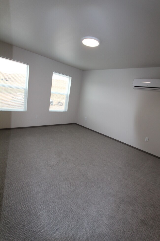 Building Photo - 1011 Greenfield Dr