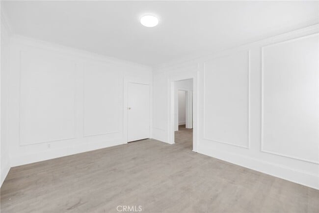 Building Photo - 550 N Kenmore Ave