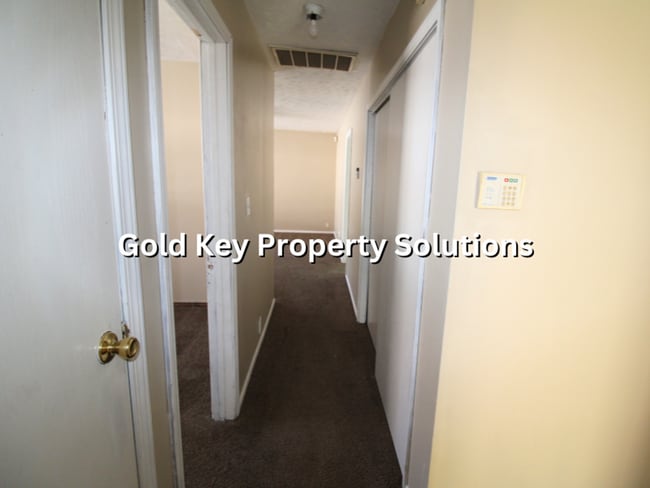 Building Photo - Spacious 3 BR 1 BA Ranch with Main-Level L...