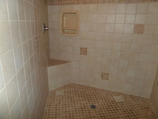 Building Photo - GREAT NEW PRICE! Gorgeous 6-Bedroom Home o...