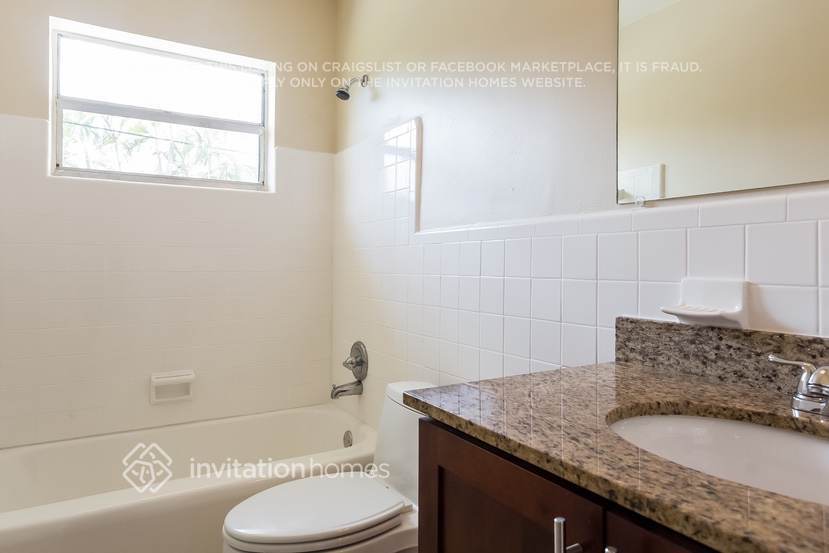 Building Photo - 883 W Country Club Cir