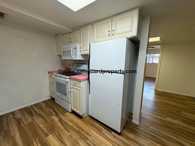 Building Photo - Spacious Holladay 3 Bedroom Duplex with 2-...