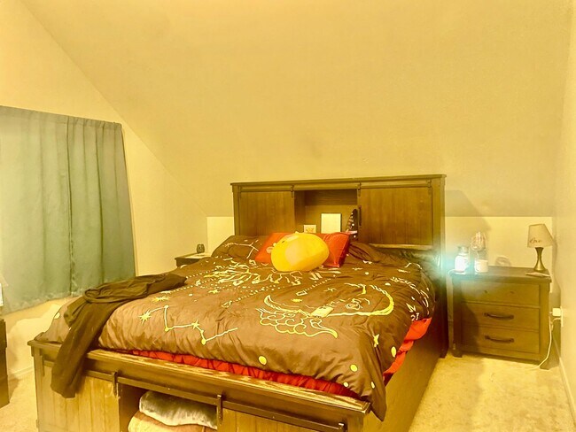 Building Photo - Single family home on 5 acres with a fenced back yard and Huge 3 car garage!  Gourmet Chefs Kitch...