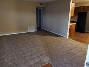Building Photo - Large Two Bedroom Apt