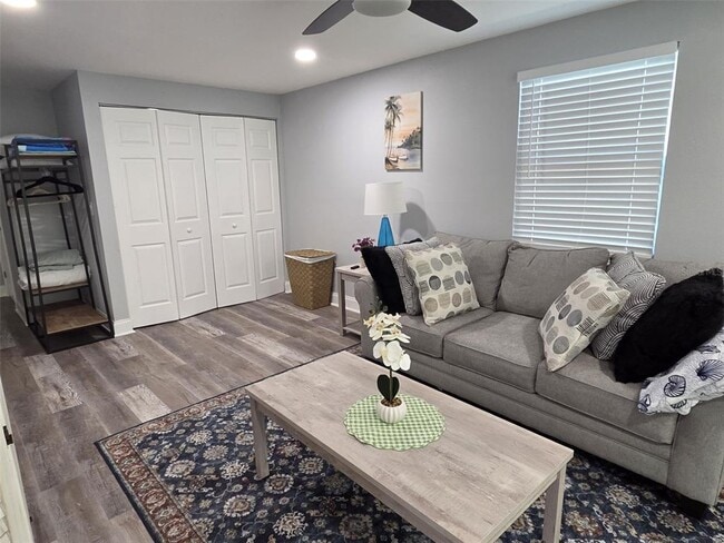 Building Photo - 5105 Tangerine Ave S