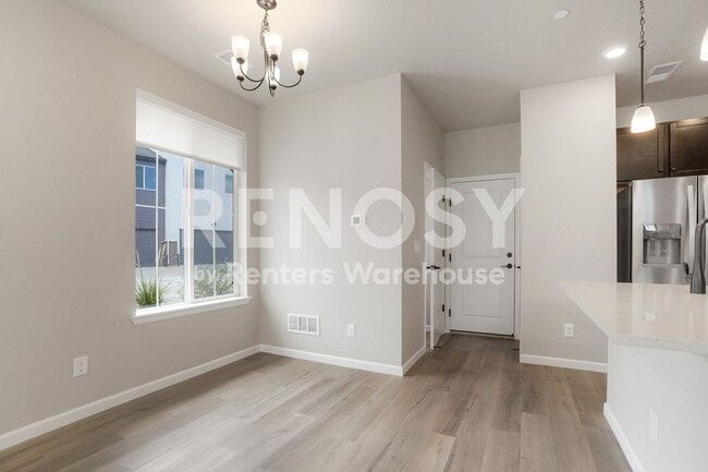 Building Photo - Stunning Newer Townhouse in Castle Pines!