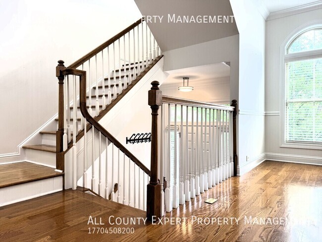 Building Photo - 4858 Lamoyne Ln