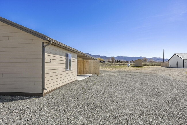 Building Photo - Newer Duplex for Rent Between Twin Bridges and Sheridan!