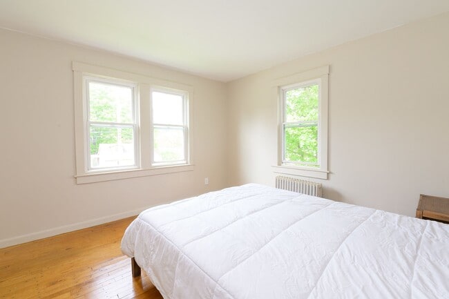 Building Photo - 4 Bedroom Colonial Home in Williamstown