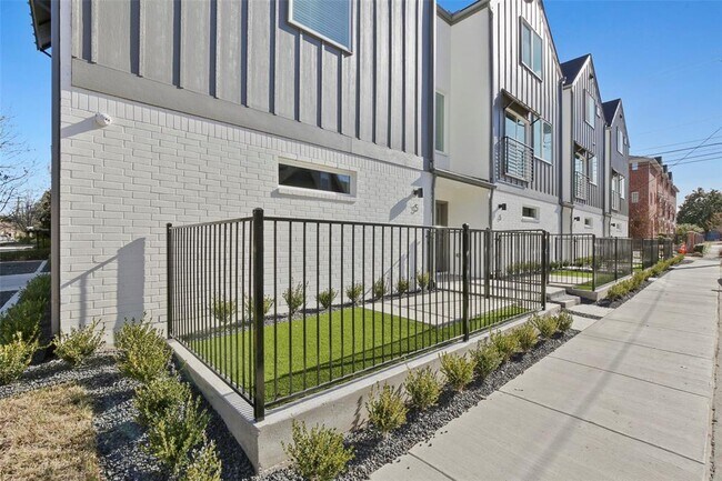 Building Photo - 3241 Rosedale Ave