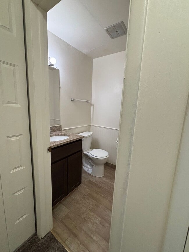 Building Photo - 3 Bedroom 2 1/2 Bath Townhome