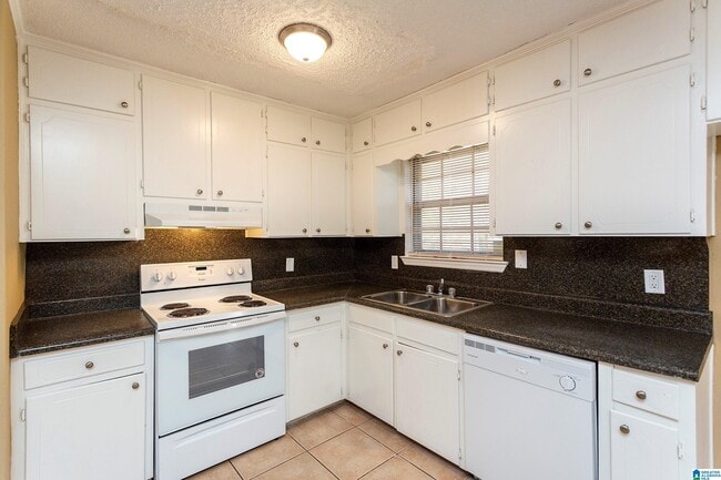 Building Photo - 3001 Sartain Dr