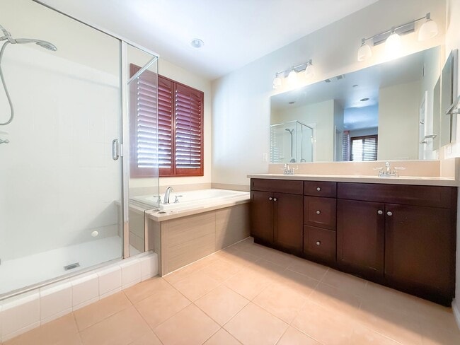 Building Photo - 10816 Lotus Dr