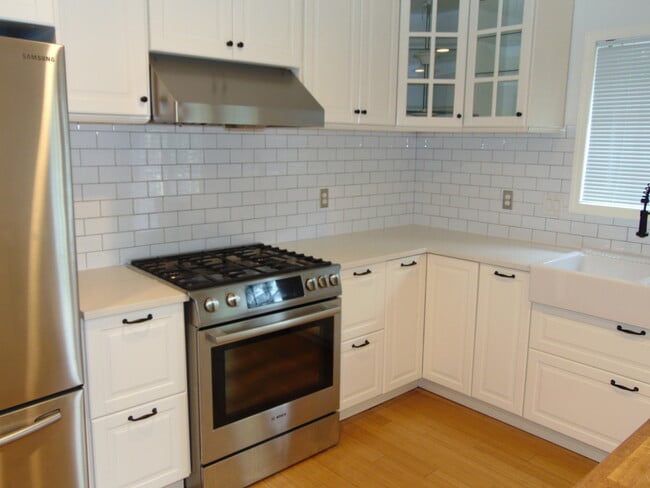 Building Photo - Stunning 3BR 1.75 BA Sammamish Home.  Rece...