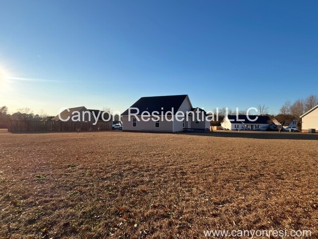 Building Photo - Charming Ranch Home with Modern Updates an...